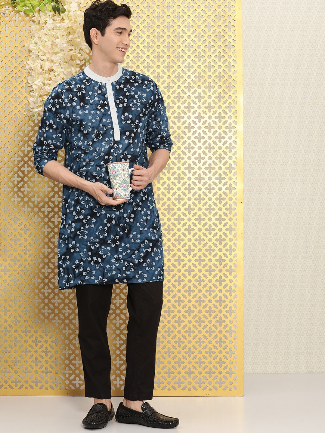 

Ode by House of Pataudi Men Navy Blue Floral Printed Pure Cotton Kurta
