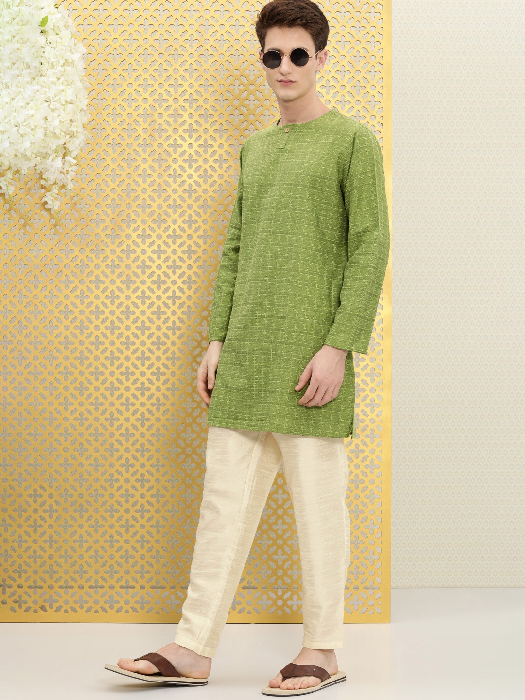 

Ode by House of Pataudi Men Self Design Kurta with Trousers, Green