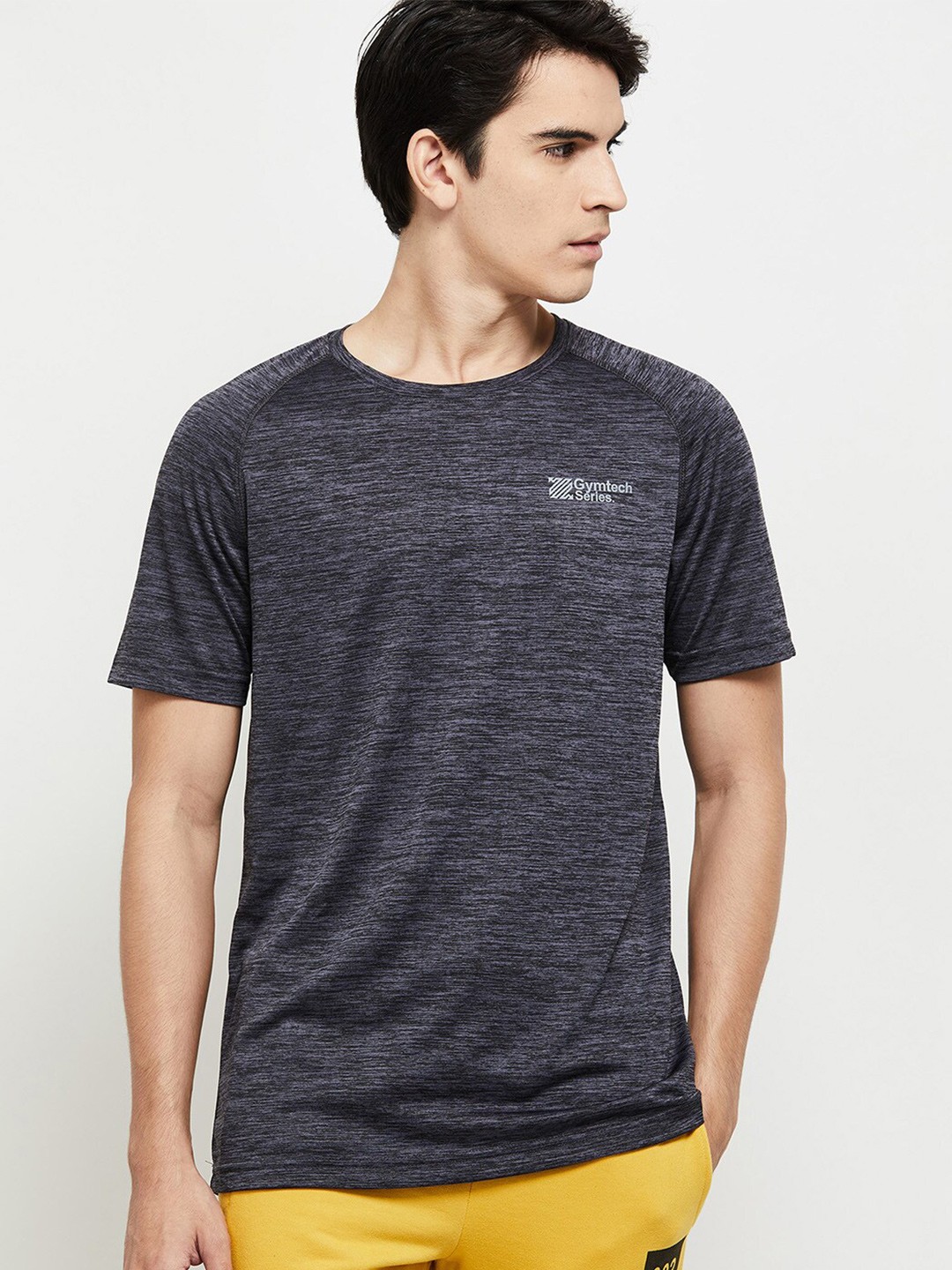 

max Men Black T-shirt