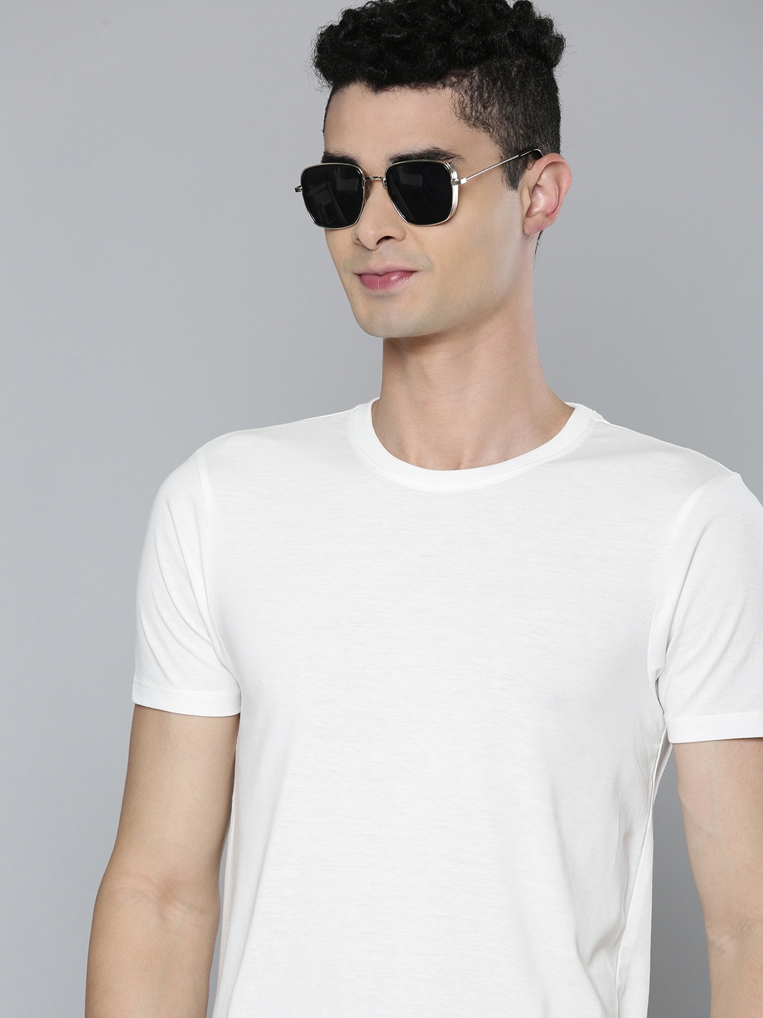 

Flying Machine Men White Solid Round Neck Knitted Slim Fit T-shirt