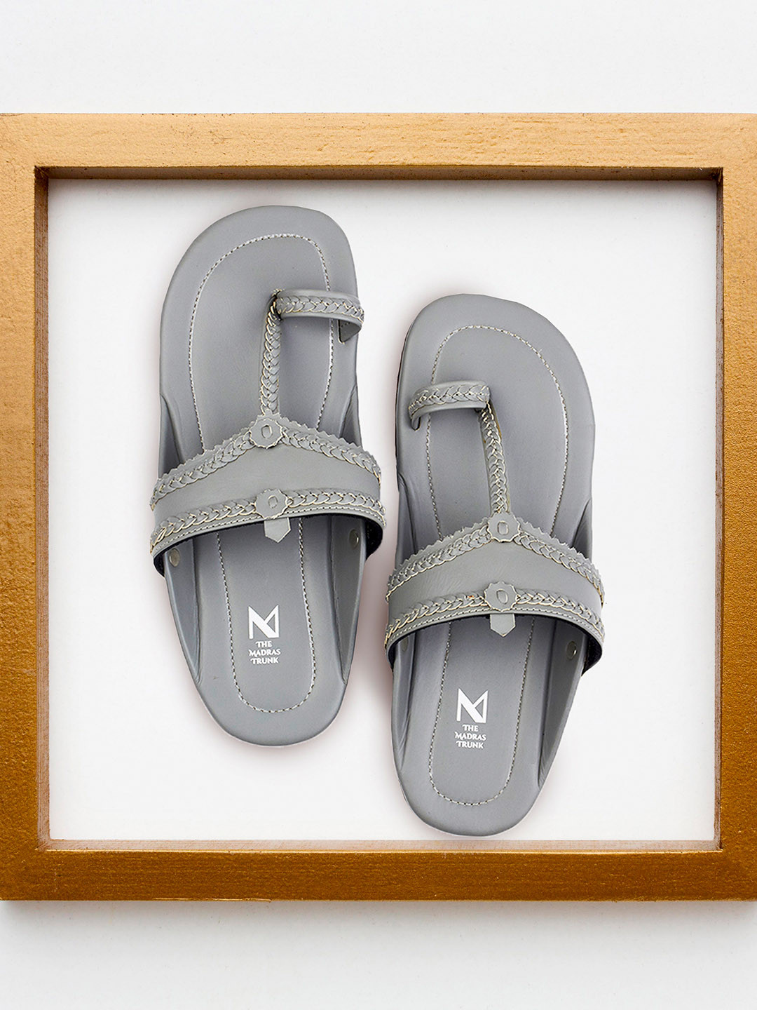 

THE MADRAS TRUNK Men Grey Kolhapuri Flats