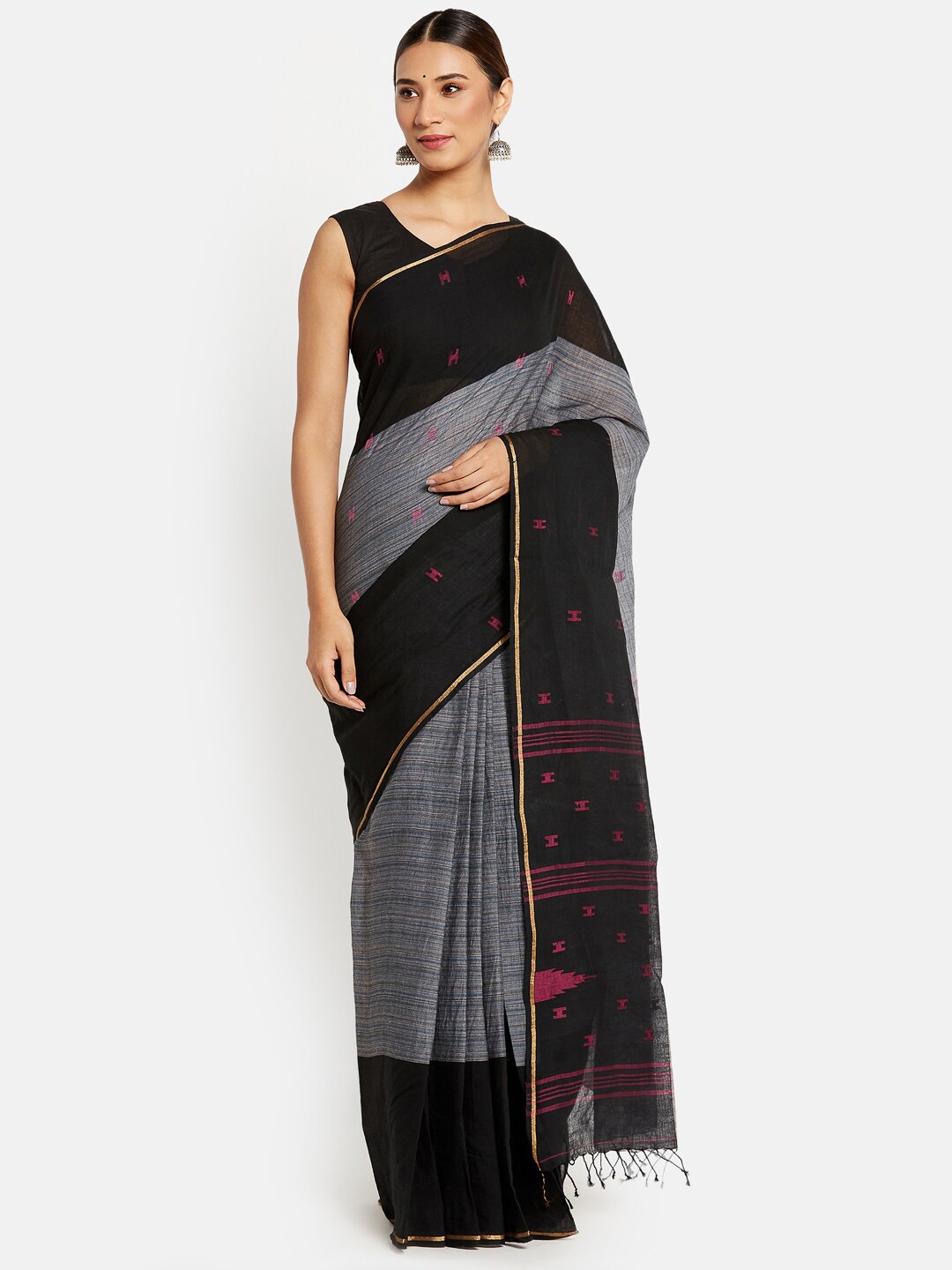 

Fabindia Grey & Black Zari Pure Cotton Jamdani Saree