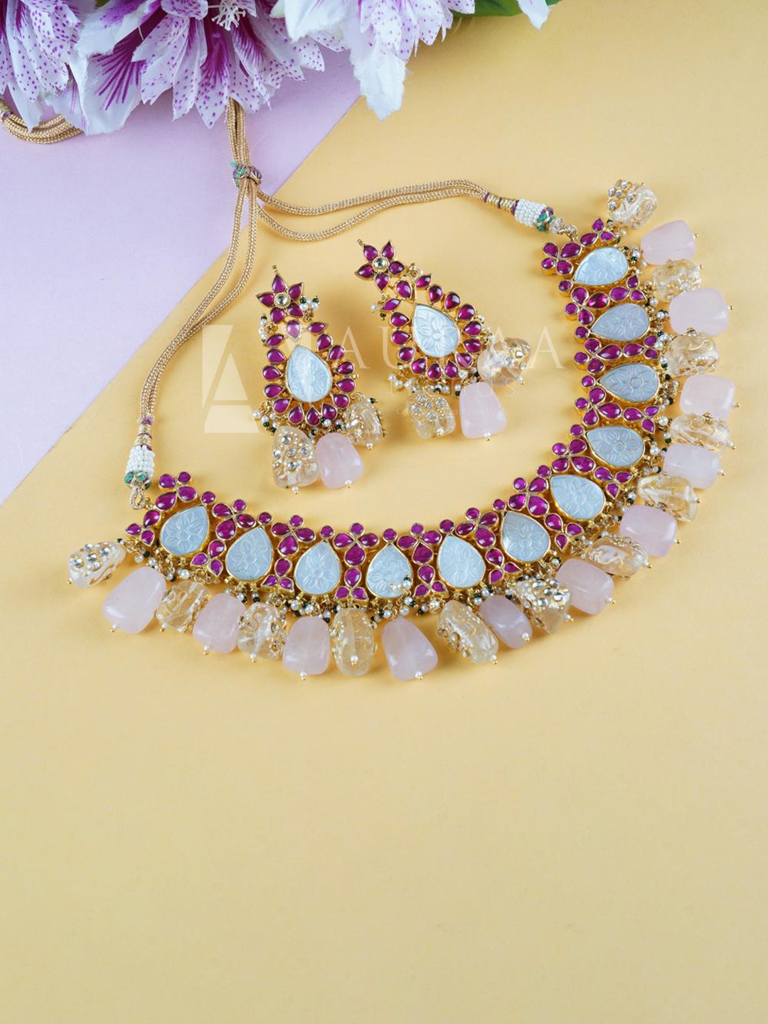 

AURAA TRENDS Women 22 KT Gold-Plated White & Red Kundan-Studded Jewellery Set