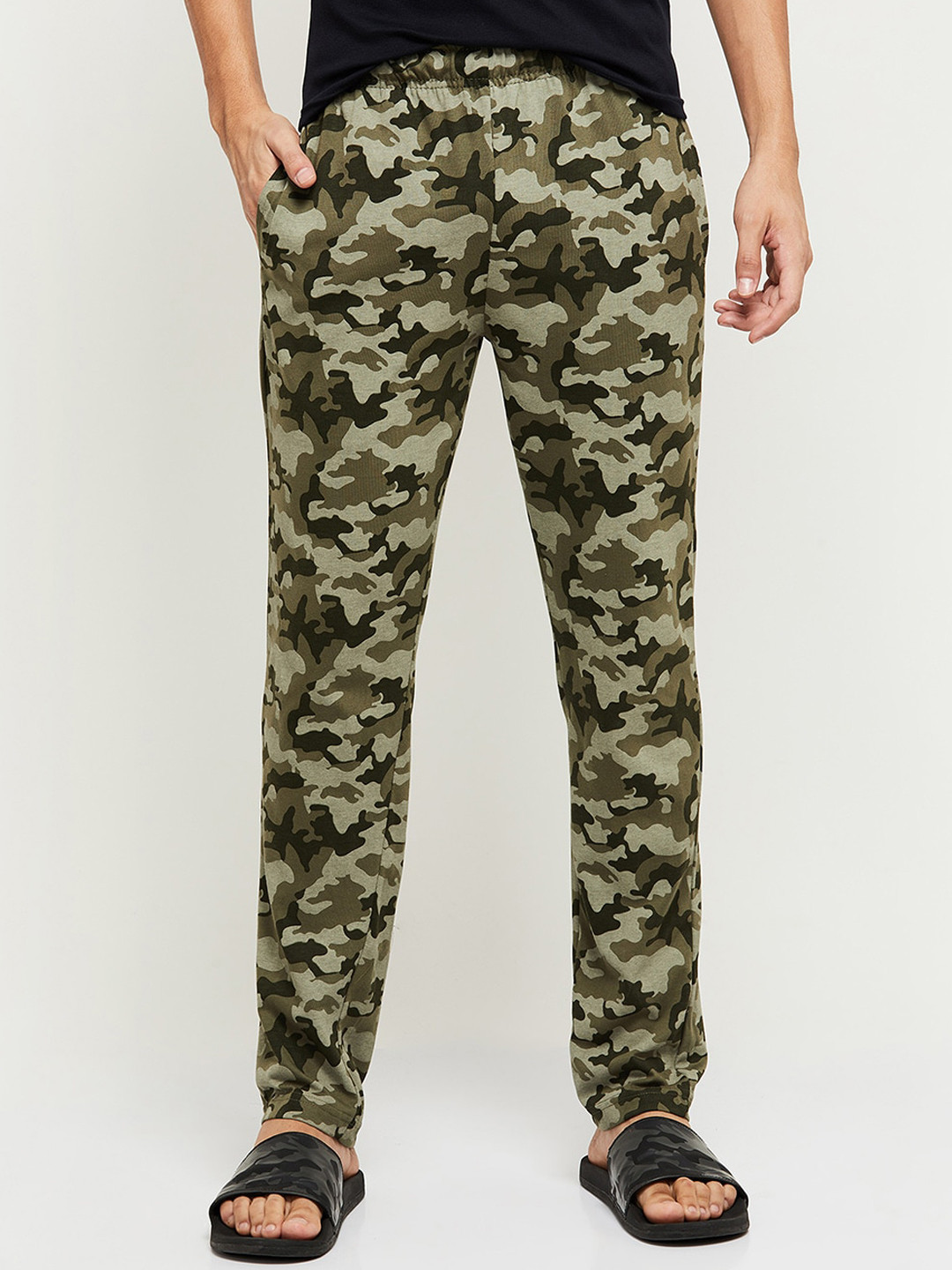 

max Men Green Camouflaged Straight Lounge Pants
