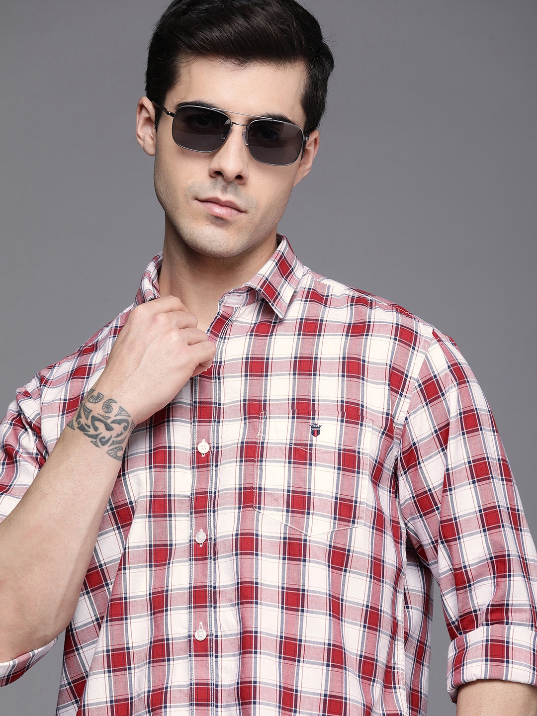 

Louis Philippe Sport Men Red & White Checks Slim Fit Pure Cotton Semiformal Shirt