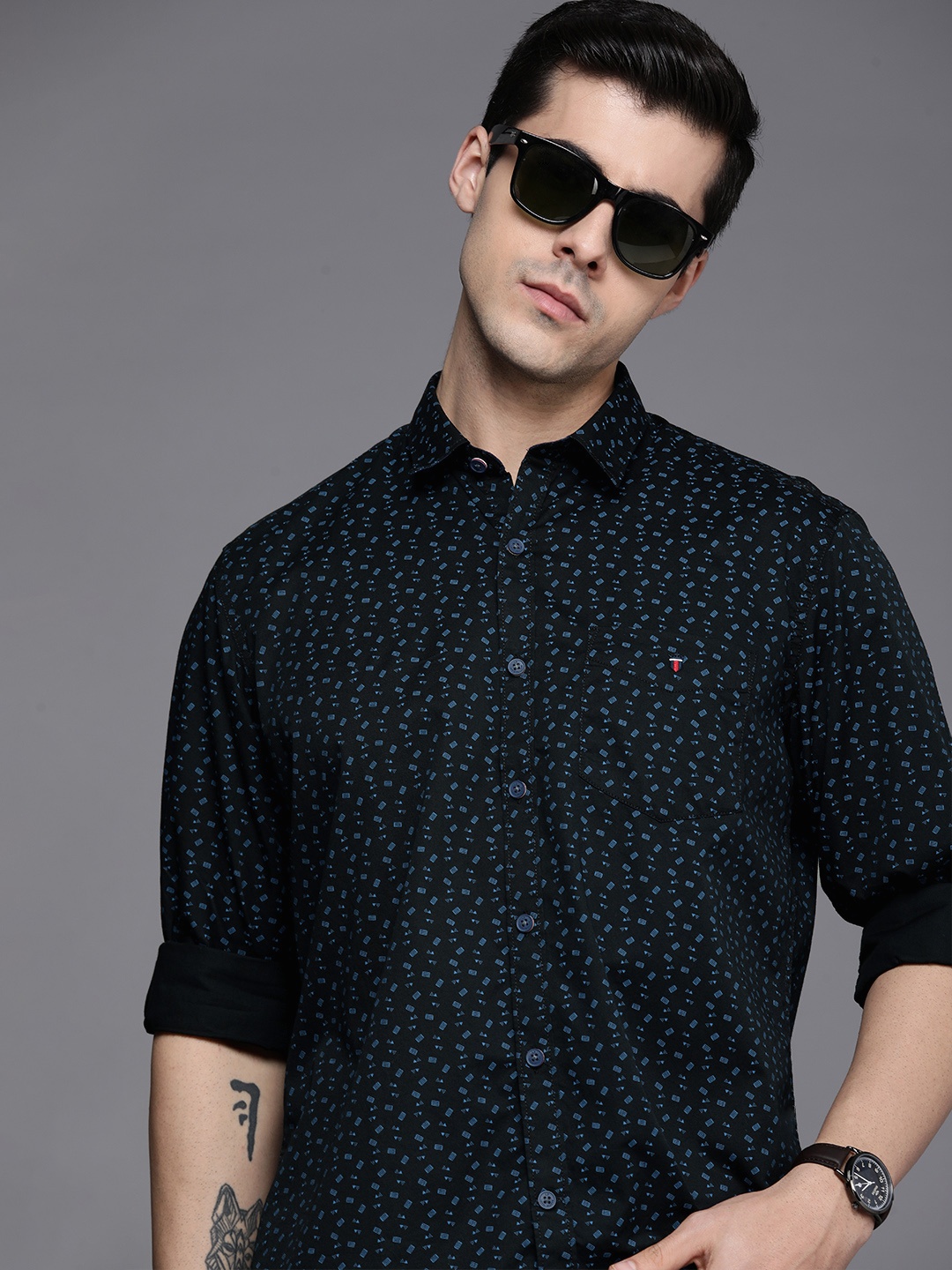 

Louis Philippe Sport Men Black And Blue Slim Fit Geometric Printed Pure Cotton Shirt