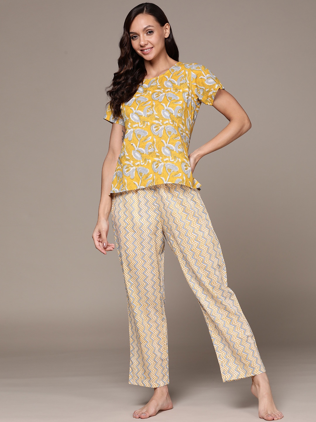 

Anubhutee Women Yellow & Beige Printed Night suit