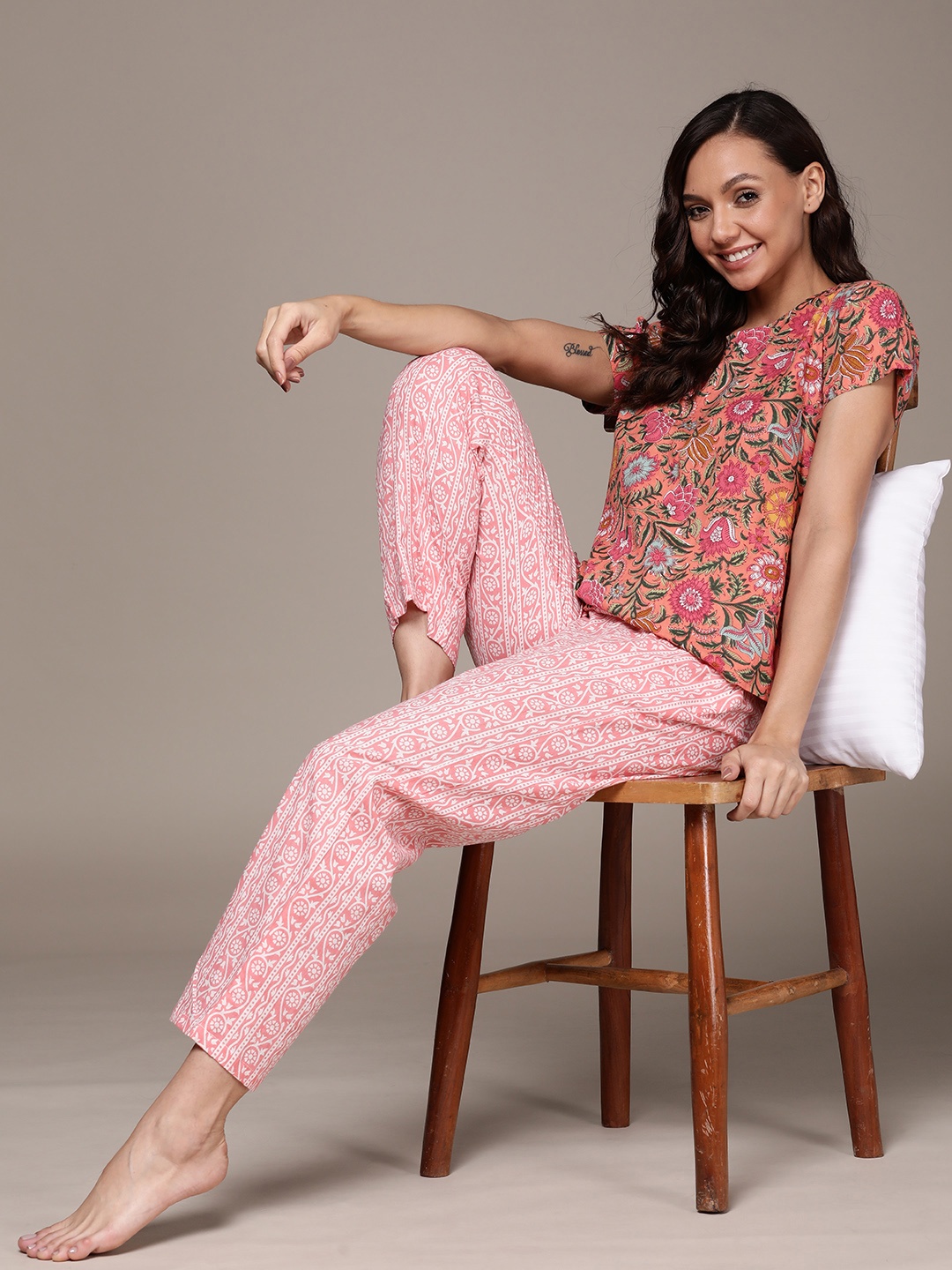 

Anubhutee Women Coral & Pink Printed Night suit