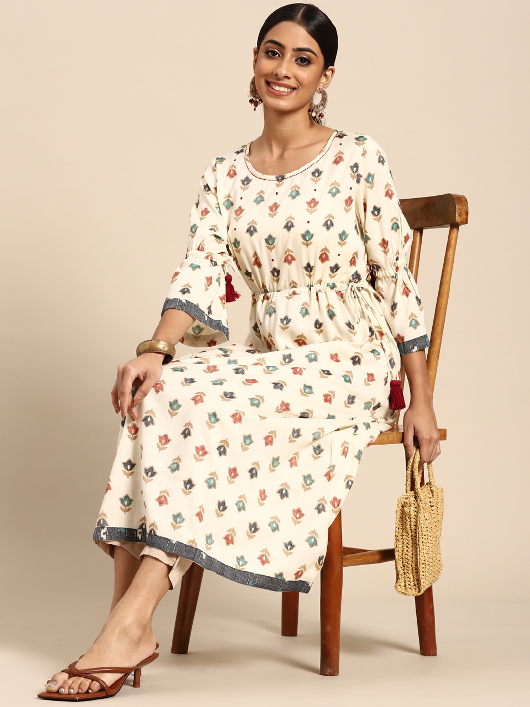 

Sangria Women Off White & Green Floral Printed Thread Work Kurta