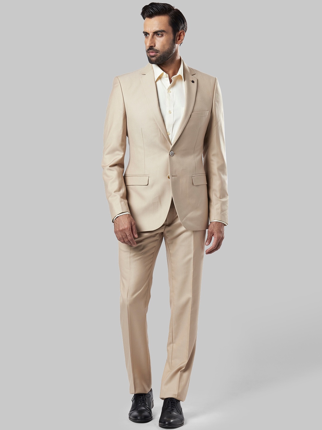 

Raymond Men Beige Solid Slim Fit Single-Breasted Formal Suit