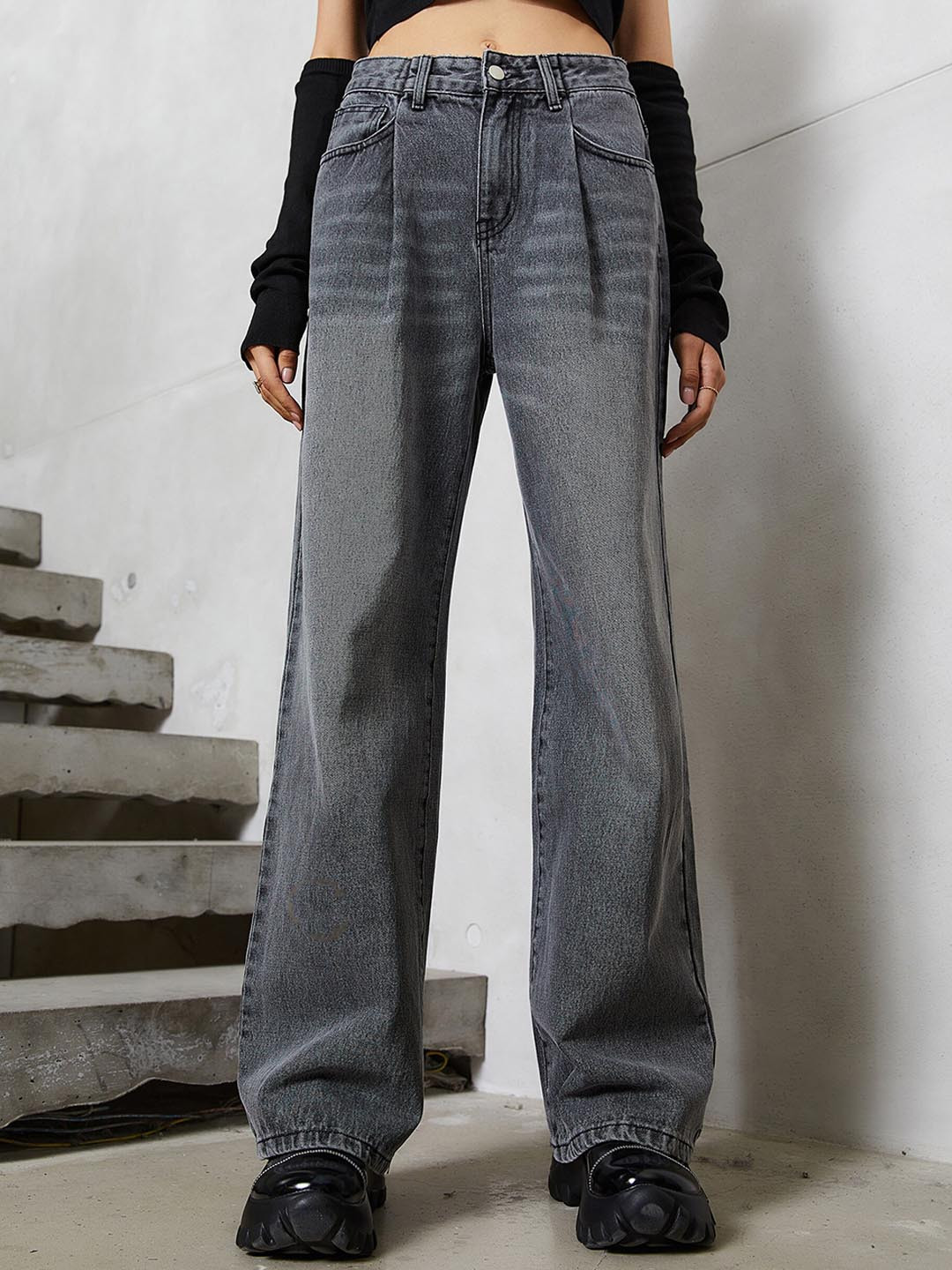 

URBANIC Women Grey Relaxed Fit Light Fade Jeans