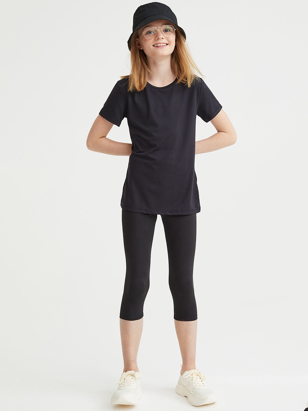 

H&M Girls Black Solid Sports Tights Capris