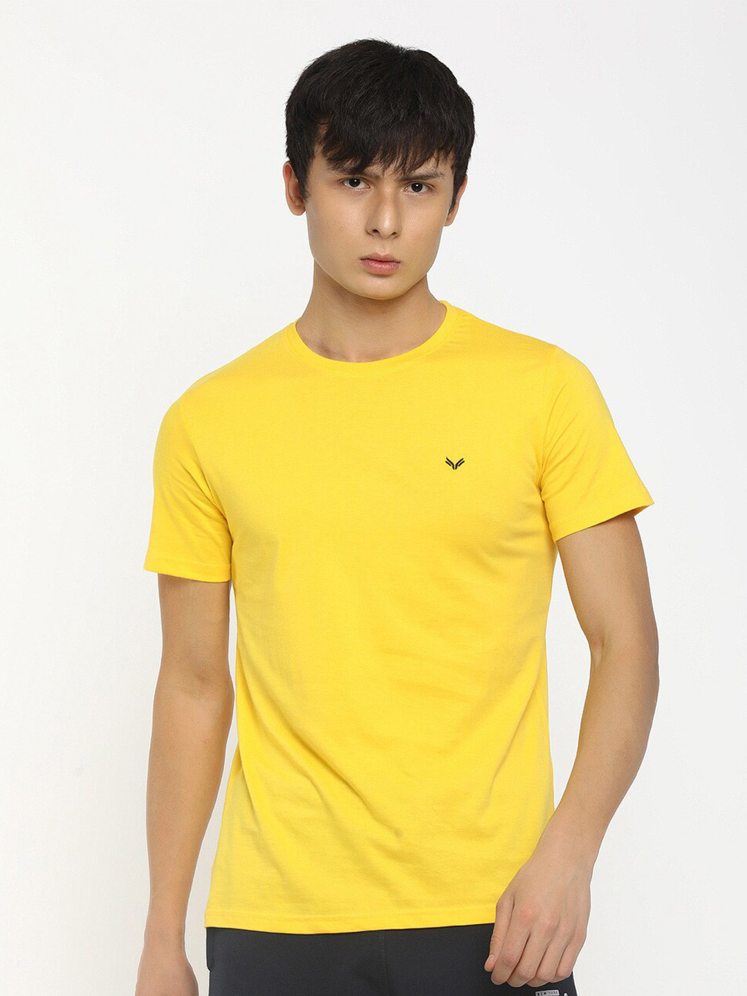 

V-Mart Men Mustard Yellow Solid Slim Fit T-shirt