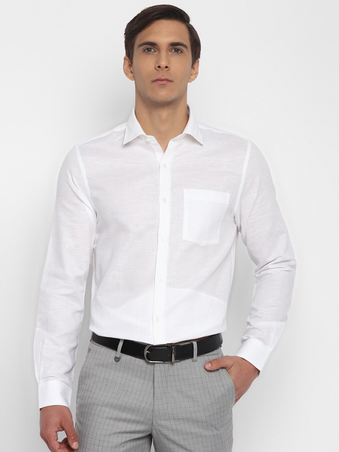 

Turtle Men White Slim Fit Self Design Semiformal Shirt