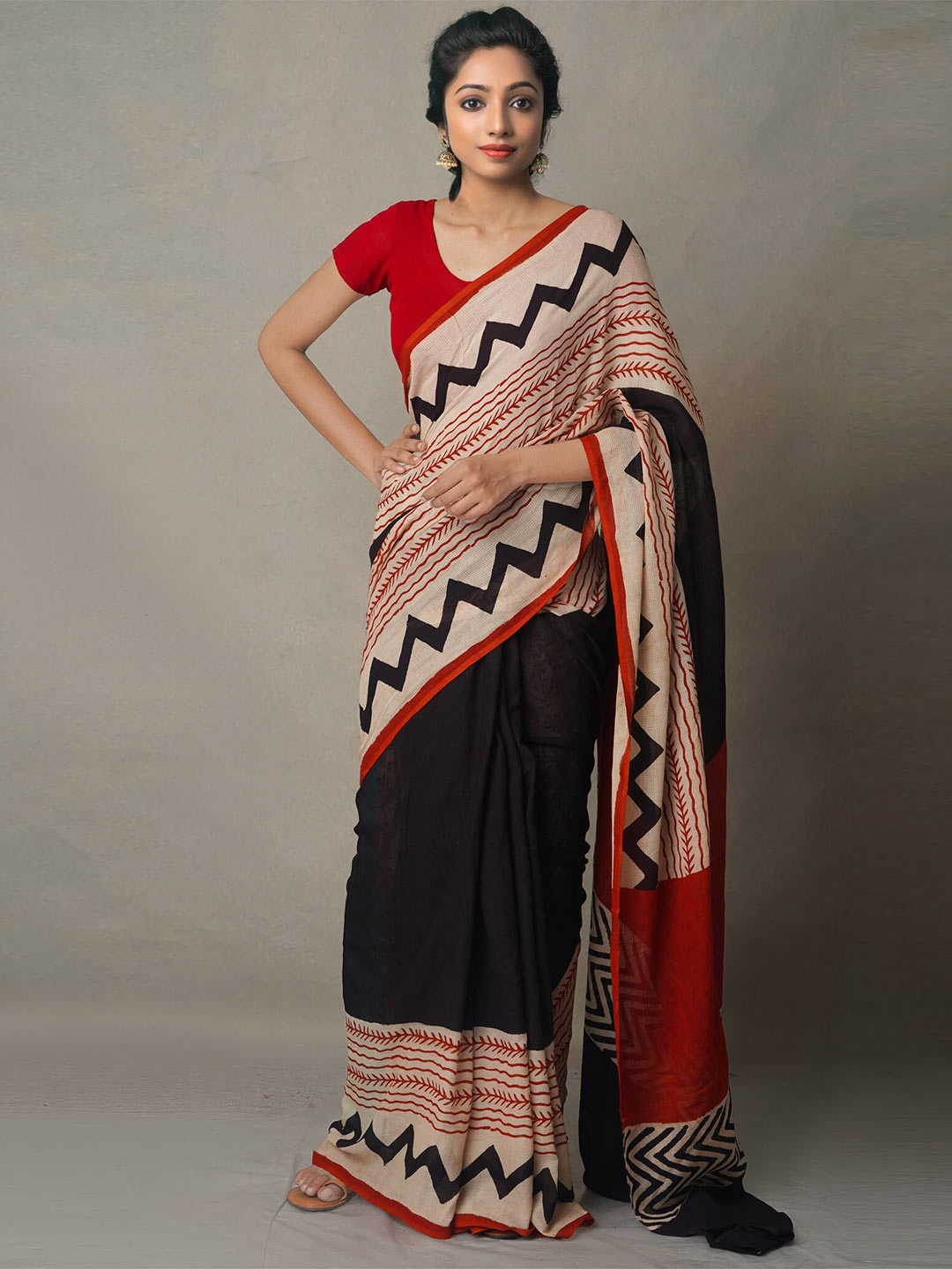 

Unnati Silks Black & Red Tie and Dye Pure Cotton Bagru Saree