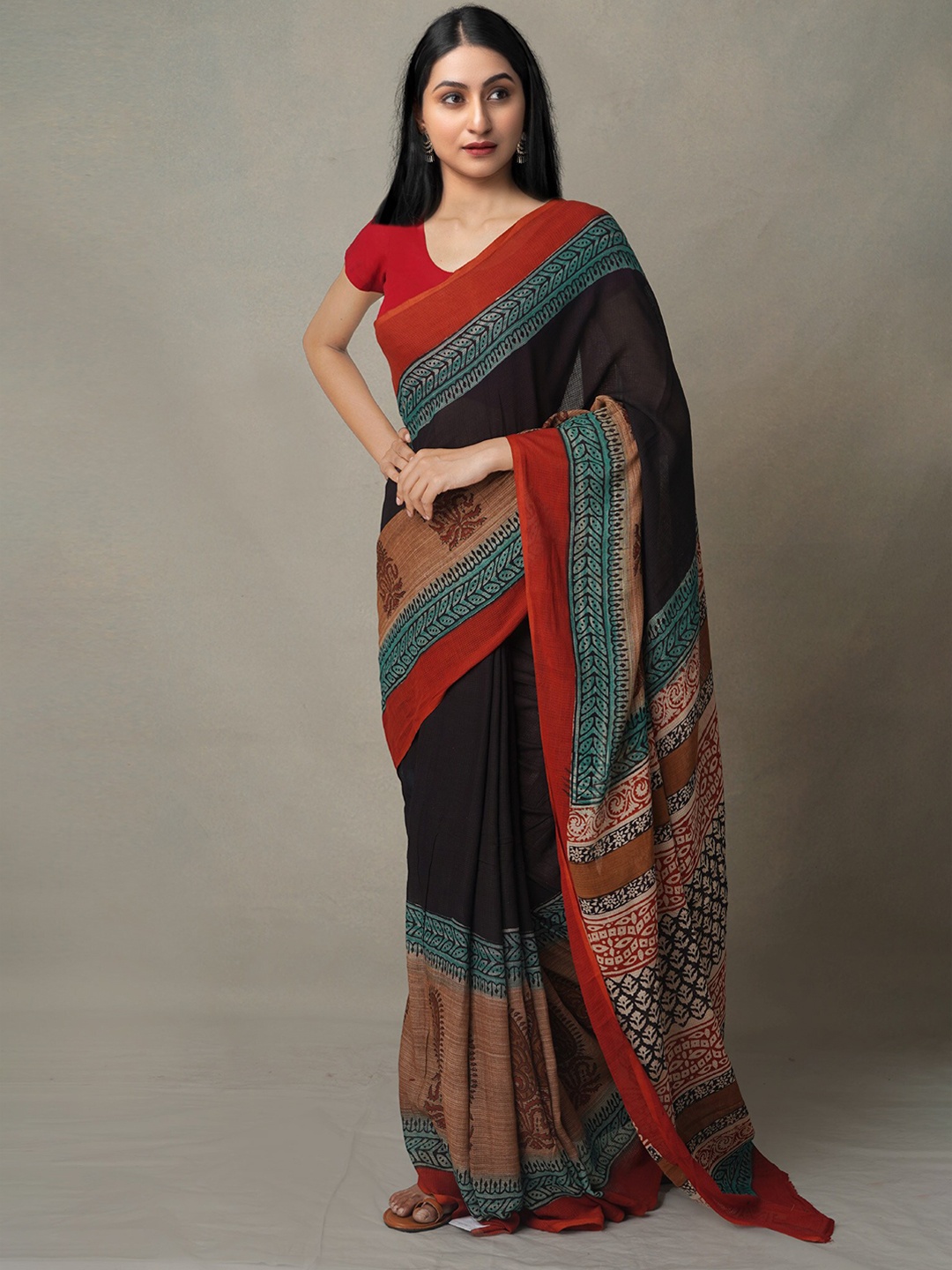 

Unnati Silks Black & Red Ethnic Motifs Pure Cotton Bagru Saree