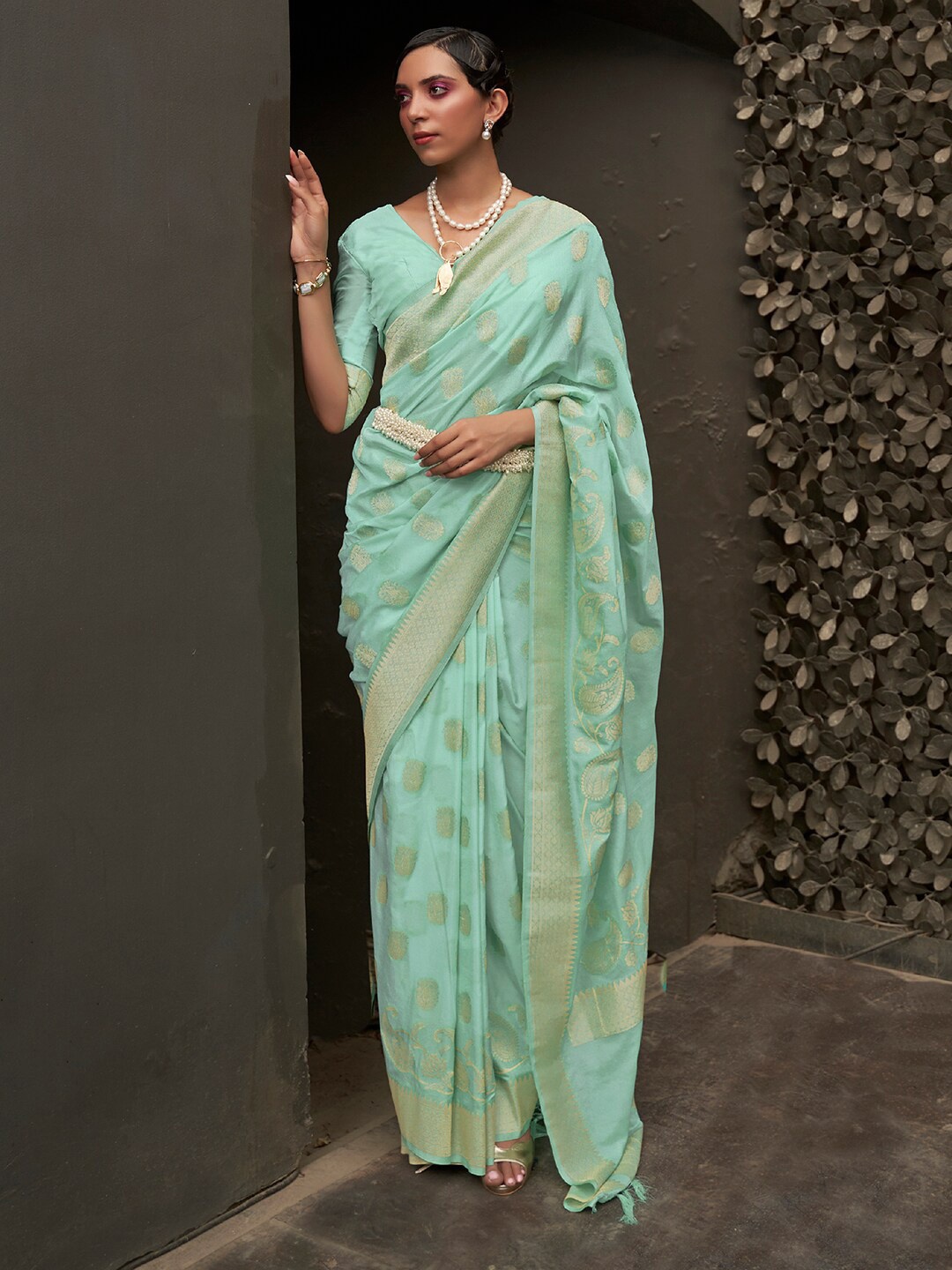 

Mitera Sea Green & Gold-Toned Floral Banarasi Saree