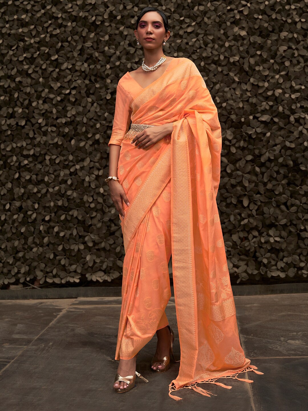 

Mitera Peach-Coloured & Gold-Toned Zari Banarasi Saree with Matching Blouse