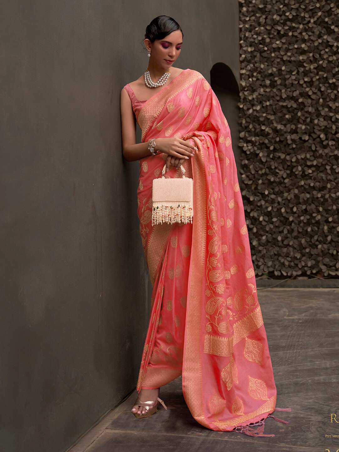 

Mitera Pink & Gold-Toned Ethnic Motifs Zari Saree