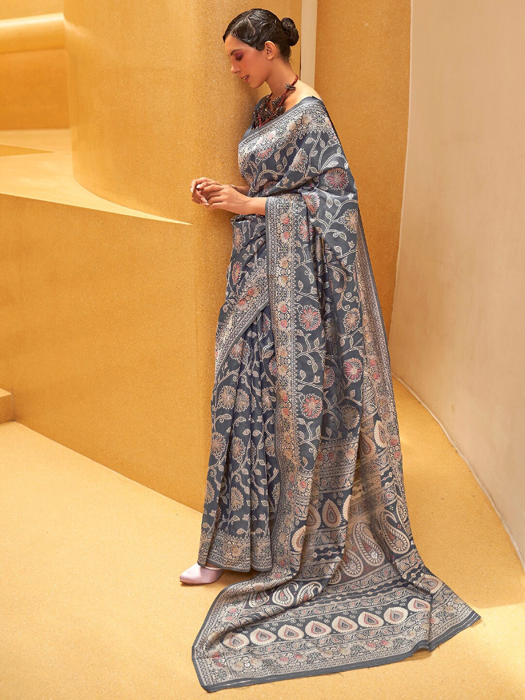 

Mitera Grey & Gold-Toned Ethnic Motifs Silk Blend Muga Saree