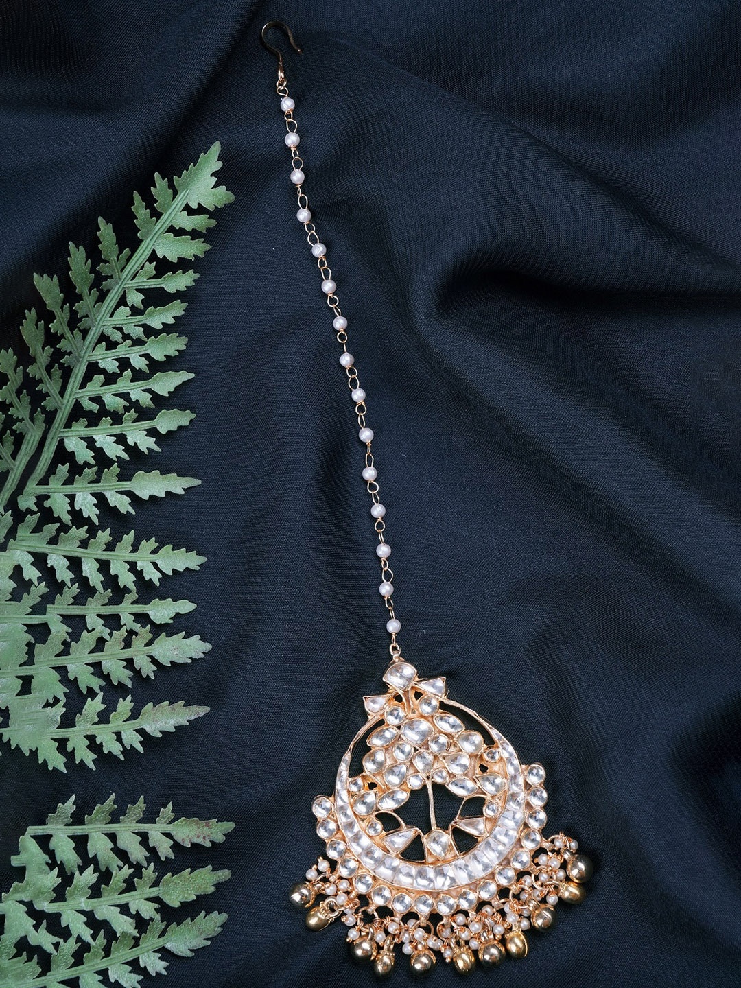 

AURAA TRENDS Gold-Plated & White Kundan Beaded Maangtika
