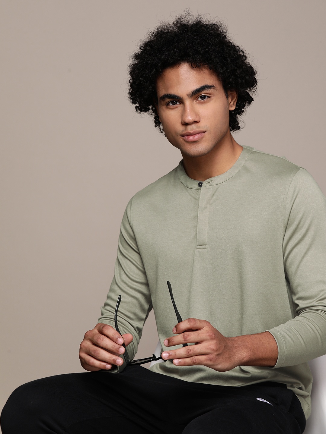 

Macy's Alfani Men Sage Green Solid Henley Neck T-shirt