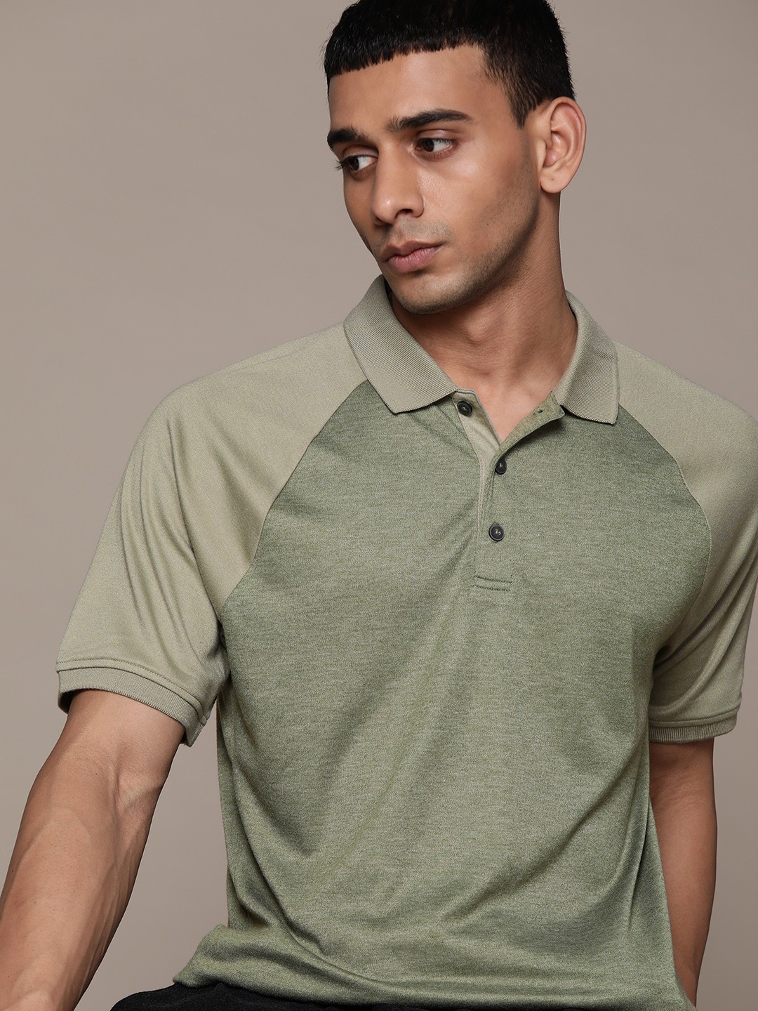 

Macy's Alfani Men Green Solid Raglan Sleeves Polo Collar T-shirt