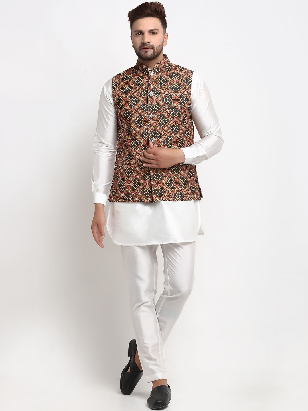 

Benstoke Men White Paisley Printed Dupion Silk Kurta with Pyjamas Nehru Jacket