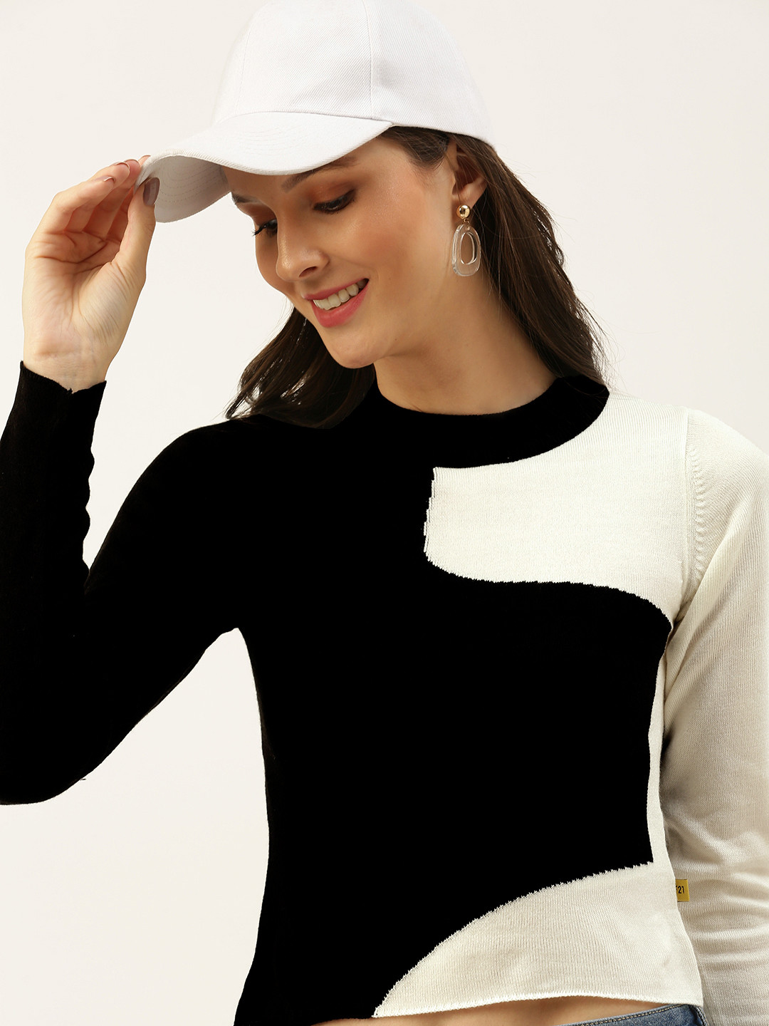 

FOREVER 21 Women Black & Off White Colourblocked Pullover