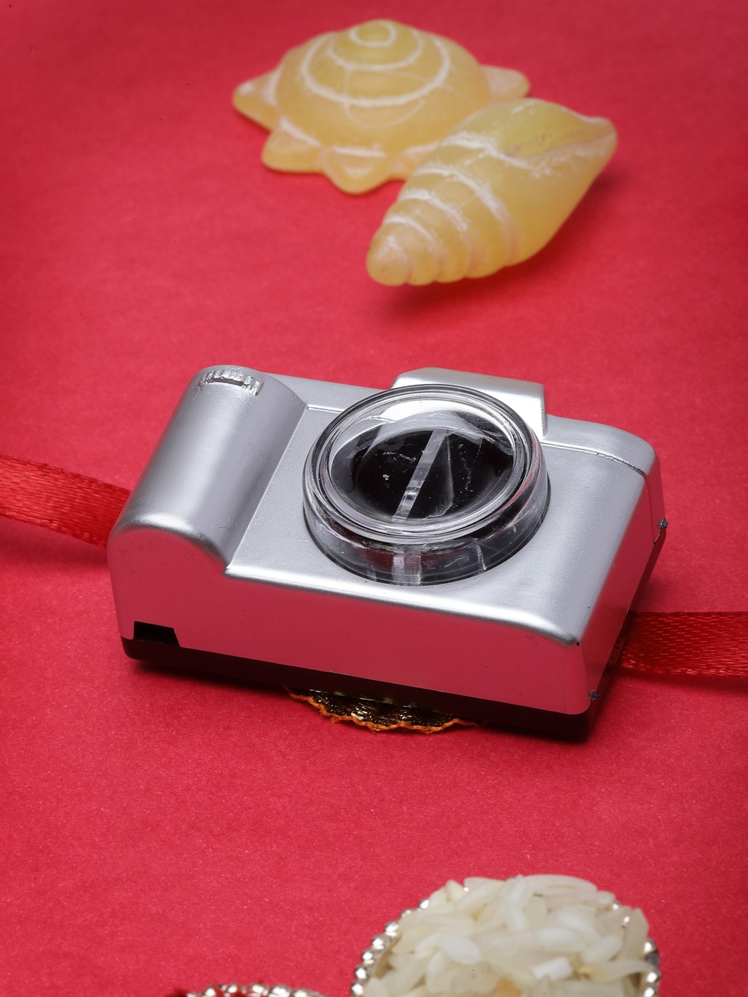 

PANASH Boys Grey & Red Solid Camera-Shaped Rakhi With Roli-Chawal