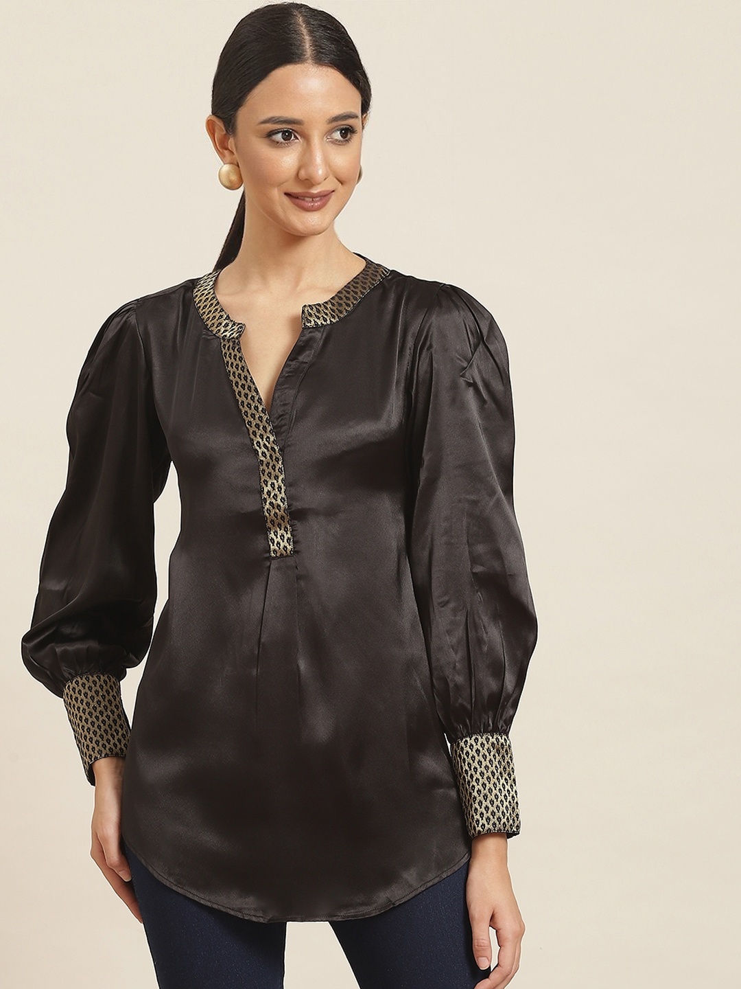 

Qurvii Black Solid Mandarin Collar Satin Top