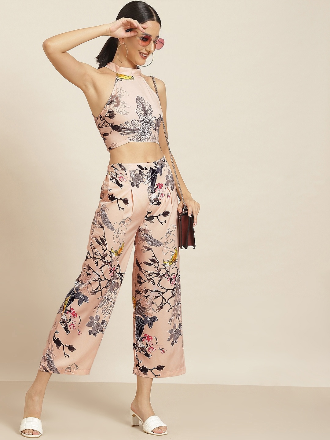 

Qurvii Peach-Coloured & Black Floral Print Mandarin Collar Crop Top