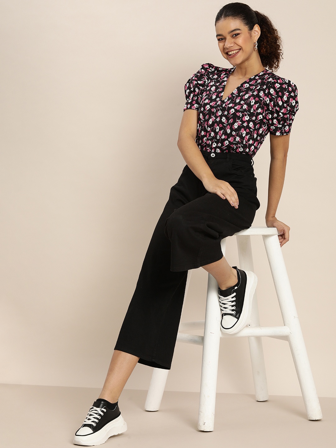 

encore by INVICTUS Black & Pink Floral Print V Neck Puff Sleeves Regular Top