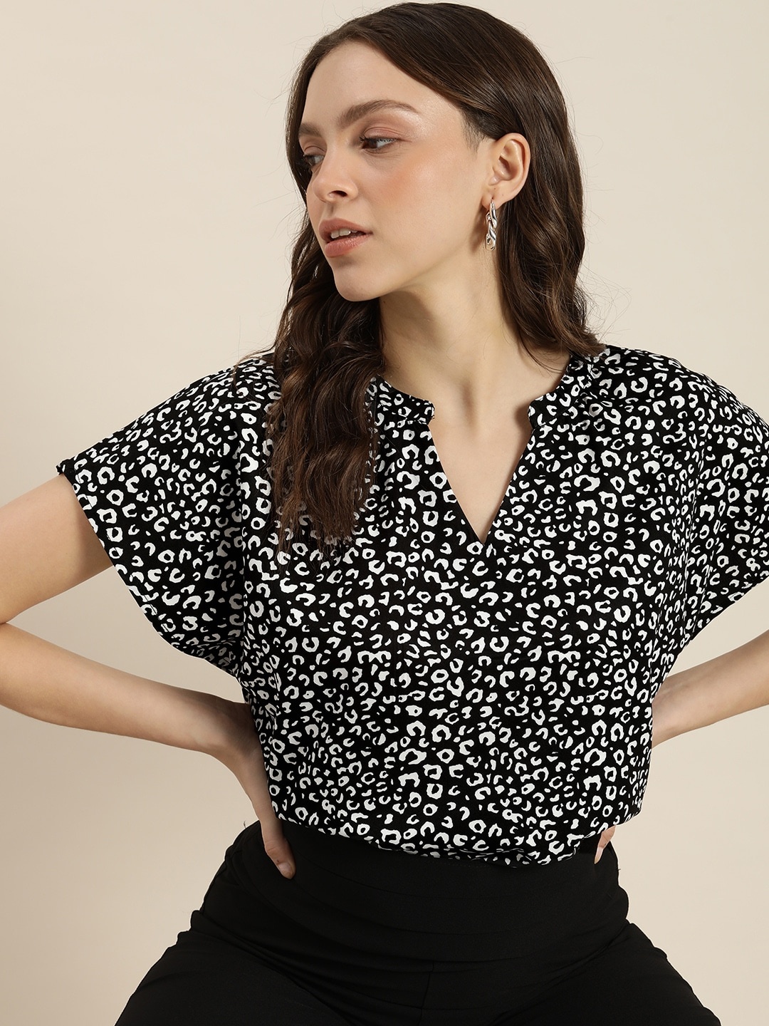 

encore by INVICTUS Women Black & White Printed Top With Gathered Detail