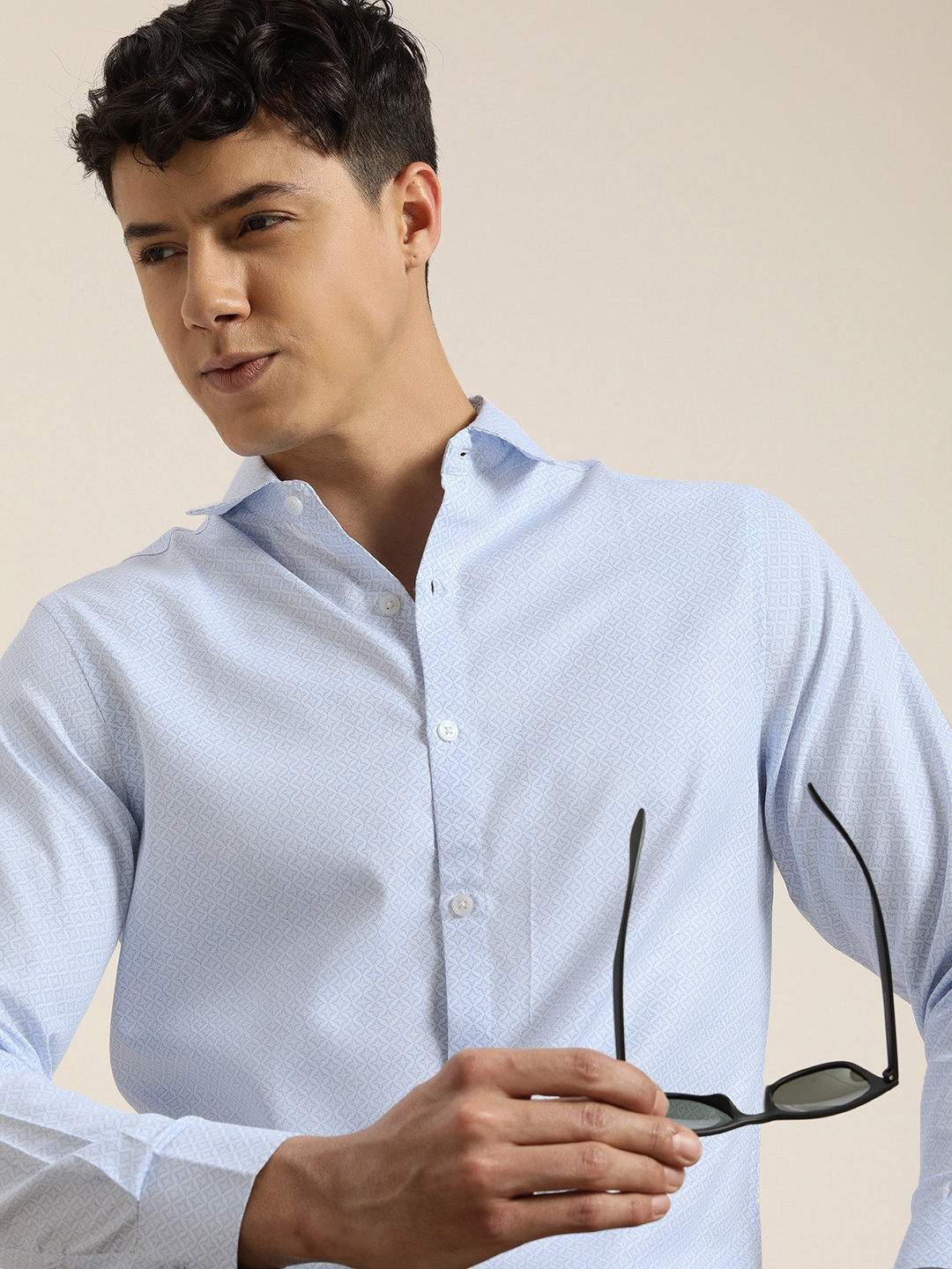 

encore by INVICTUS Men Blue & White Geometric Printed Casual Shirt