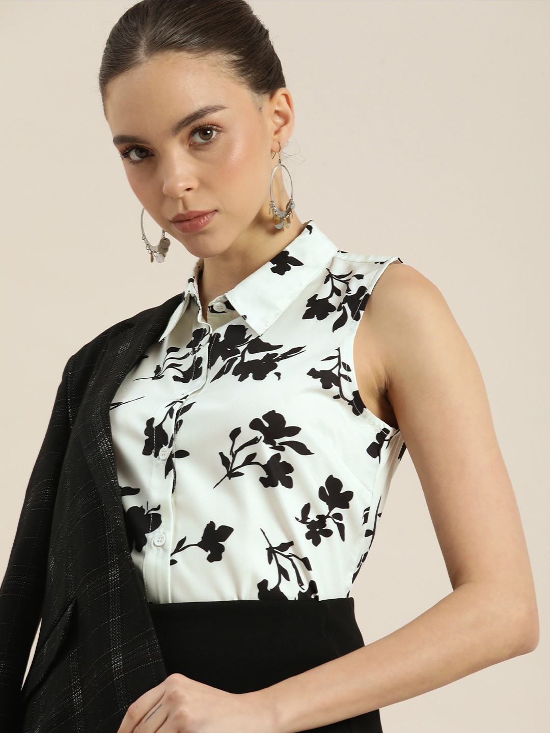 

encore by INVICTUS Women White & Black Floral Print Sleeveless Casual Shirt