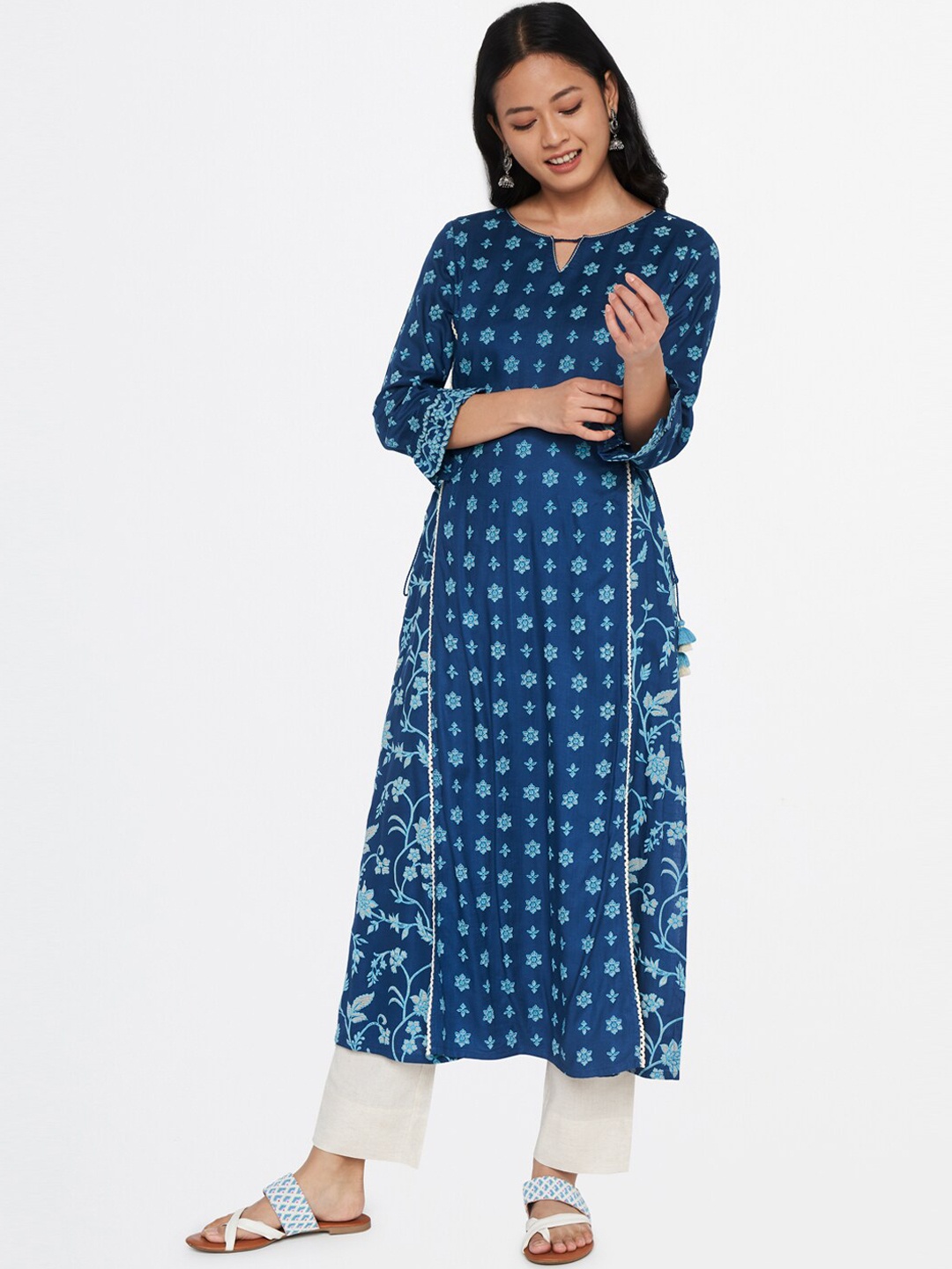 

Global Desi Women Blue Floral Printed Keyhole Neck Floral Kurta