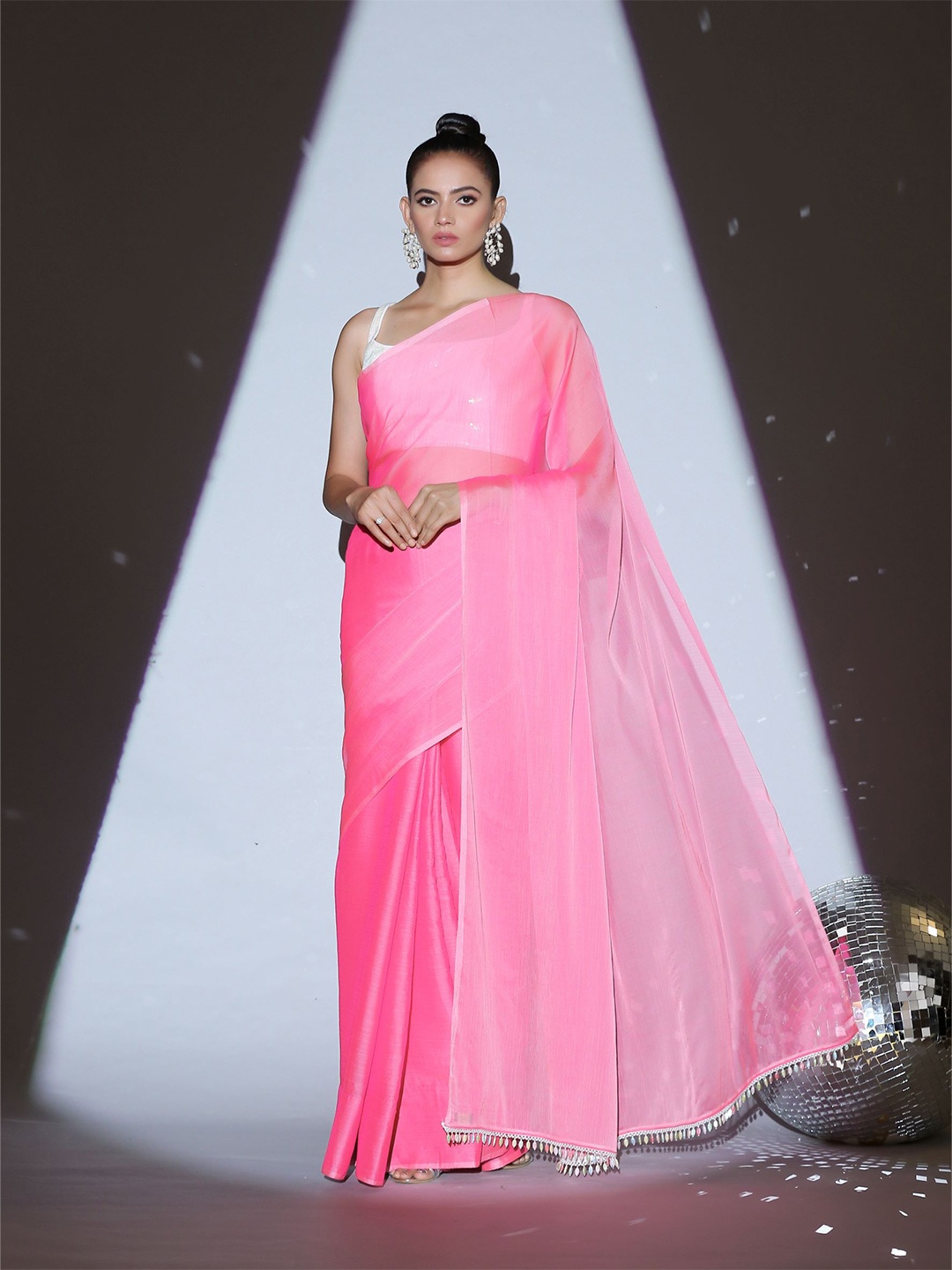 

Swtantra Pink & Silver-Toned Saree