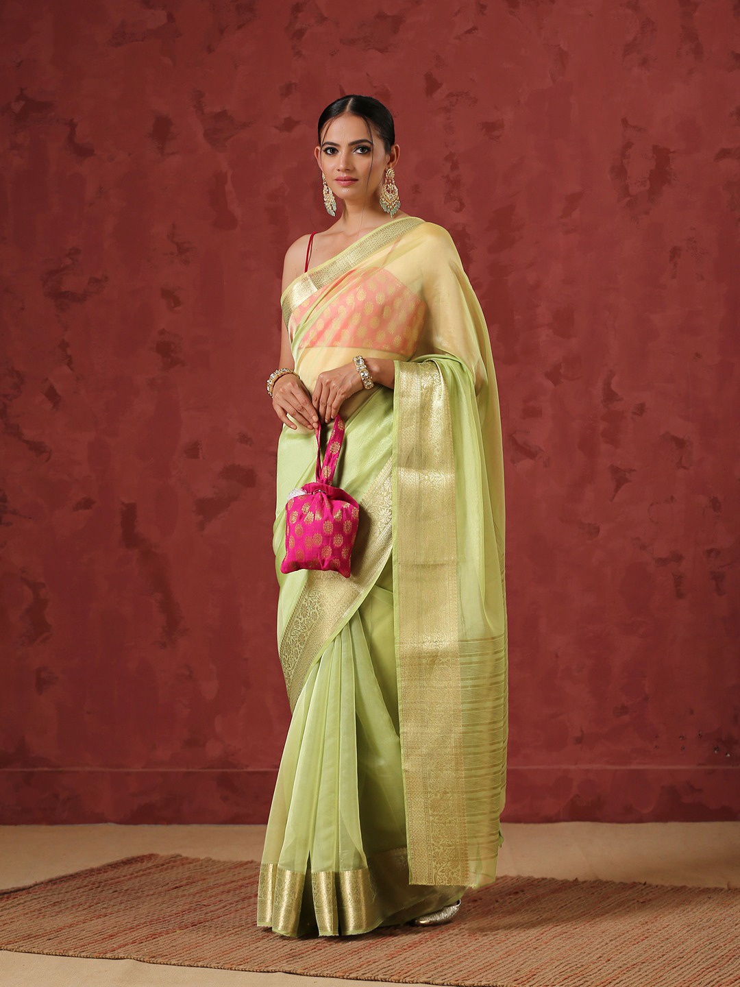 

Swtantra Green & Gold-Toned Organza Saree with Border