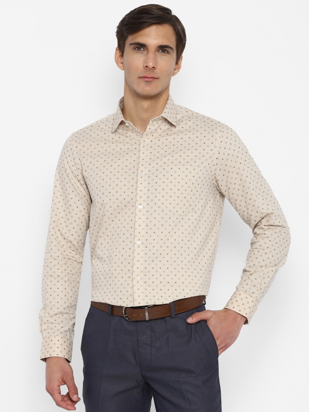 

Turtle Men Beige Slim Fit Printed Semiformal Shirt