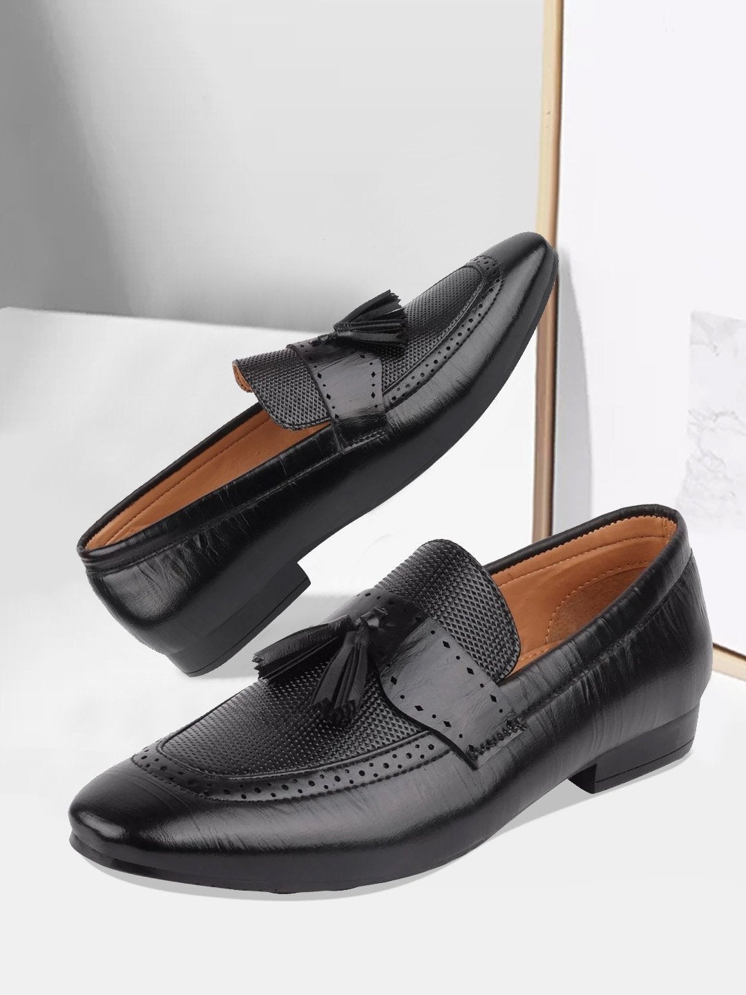 

FAUSTO Men Black Textured PU Tasseled Loafers