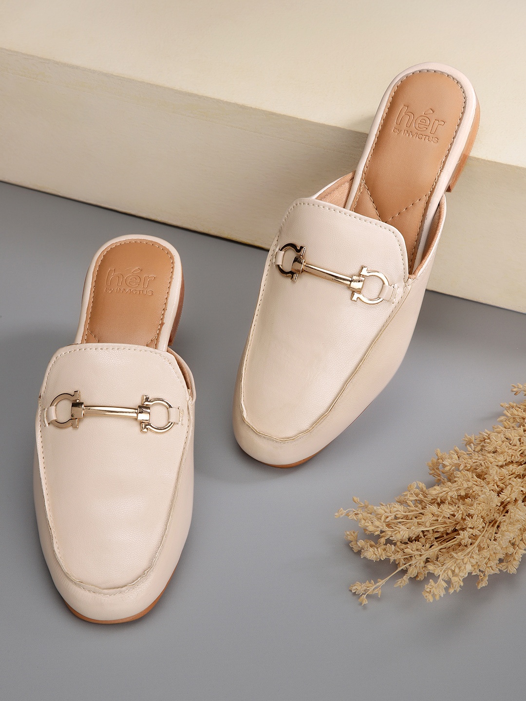 

her by invictus Women Horsebit Detail Mules, Nude