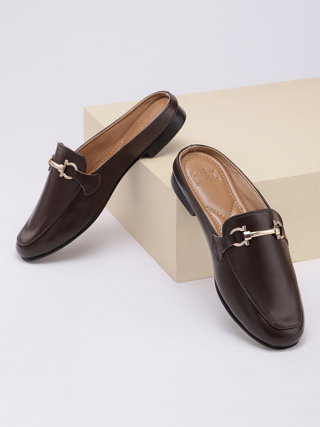 

her by invictus Women Mules with Metal Detail, Coffee brown