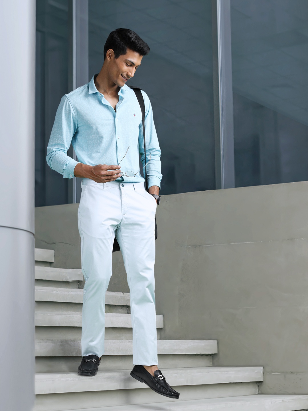 

Louis Philippe Ath.Work Men Blue Abstract Printed Slim Fit Semiformal Shirt
