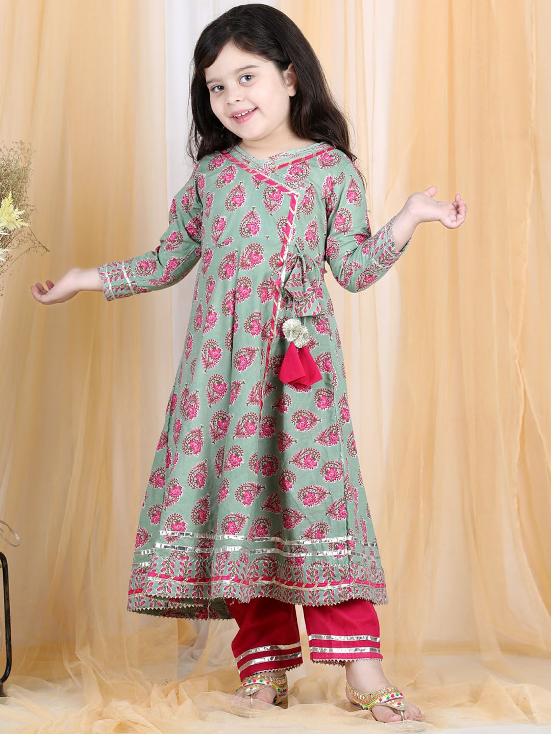 

LIL PITAARA Girls Green Floral Screen Printed Angrakha Gotta Patti Pure Cotton Kurta with Pyjamas
