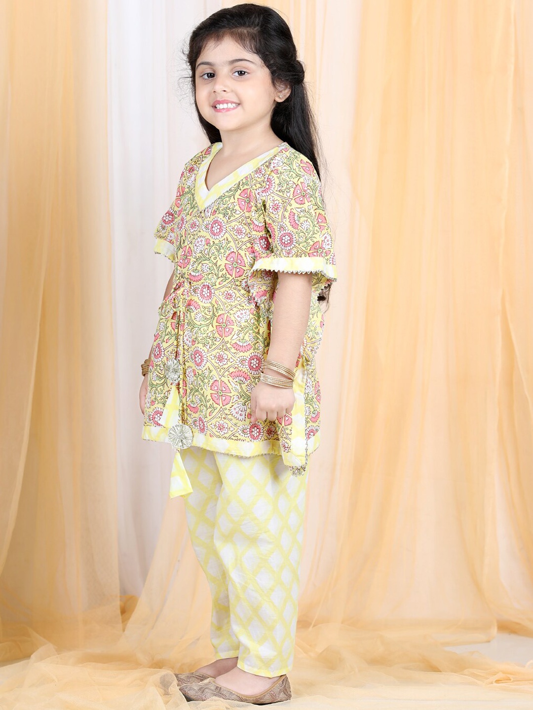 

LIL PITAARA Girls Yellow Ethnic Motifs Printed Gotta Patti Pure Cotton Kurta with Trousers