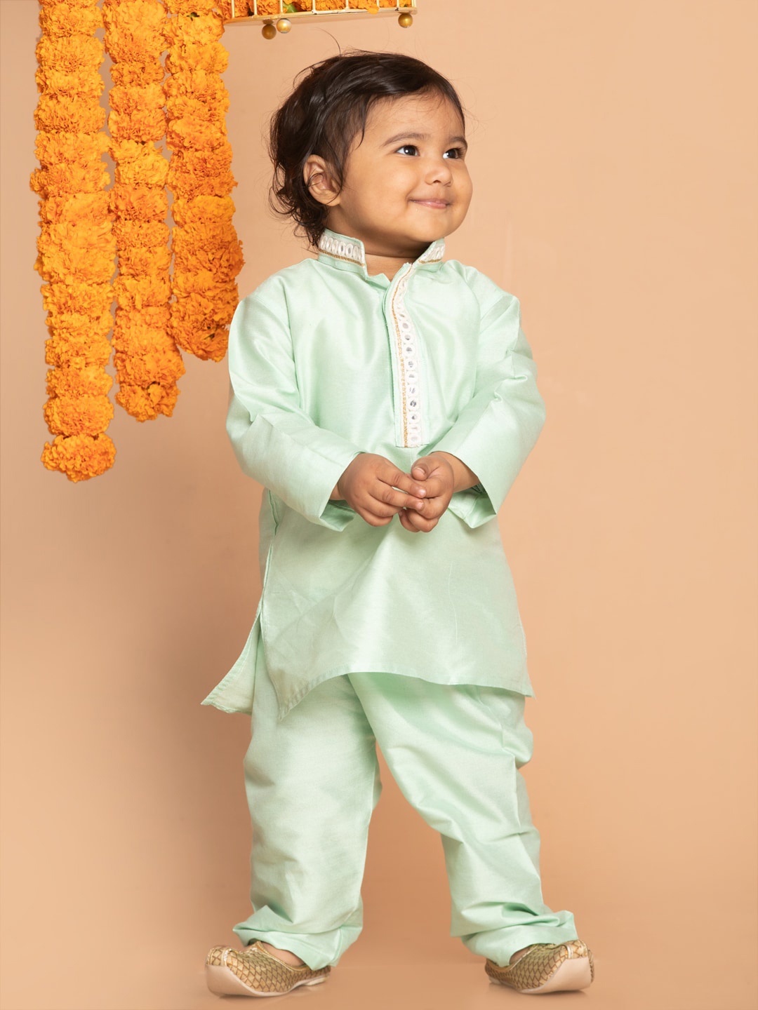 

VASTRAMAY Boys Green Ethnic Motifs Embroidered Mirror Work Kurta Set