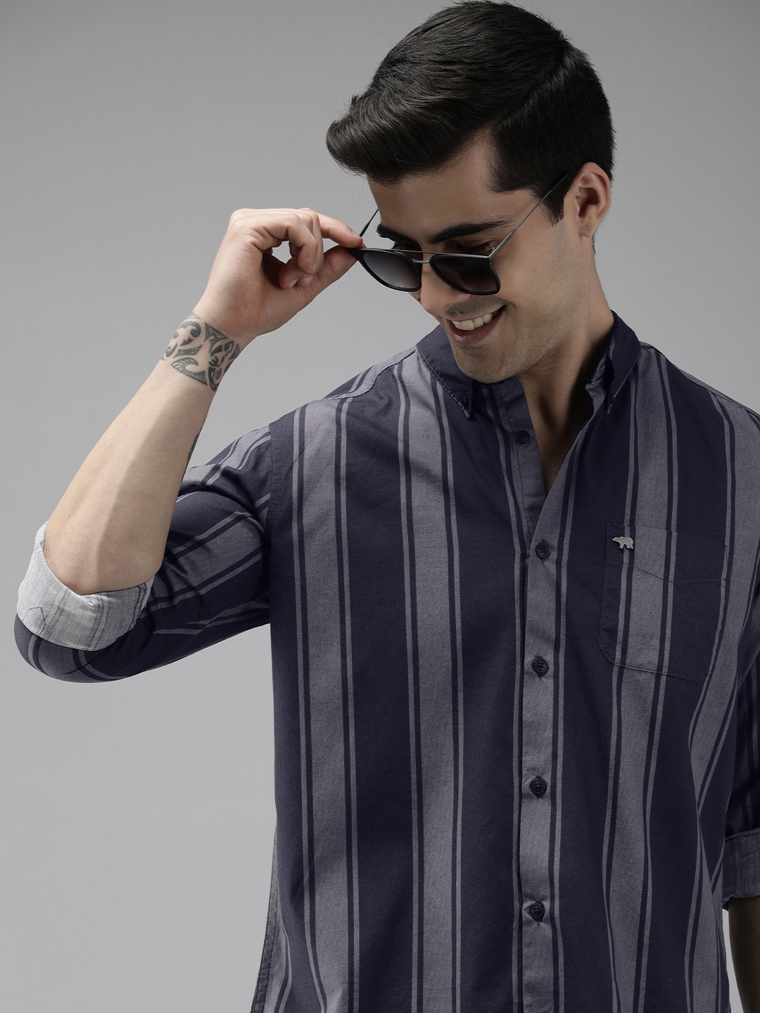 

THE BEAR HOUSE Men Navy Blue Slim Fit Striped Casual Shirt