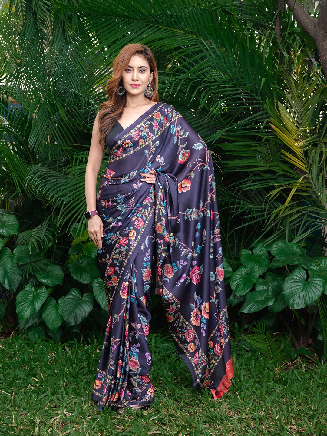

BEATITUDE Black & Pink Floral Printed Satin Saree