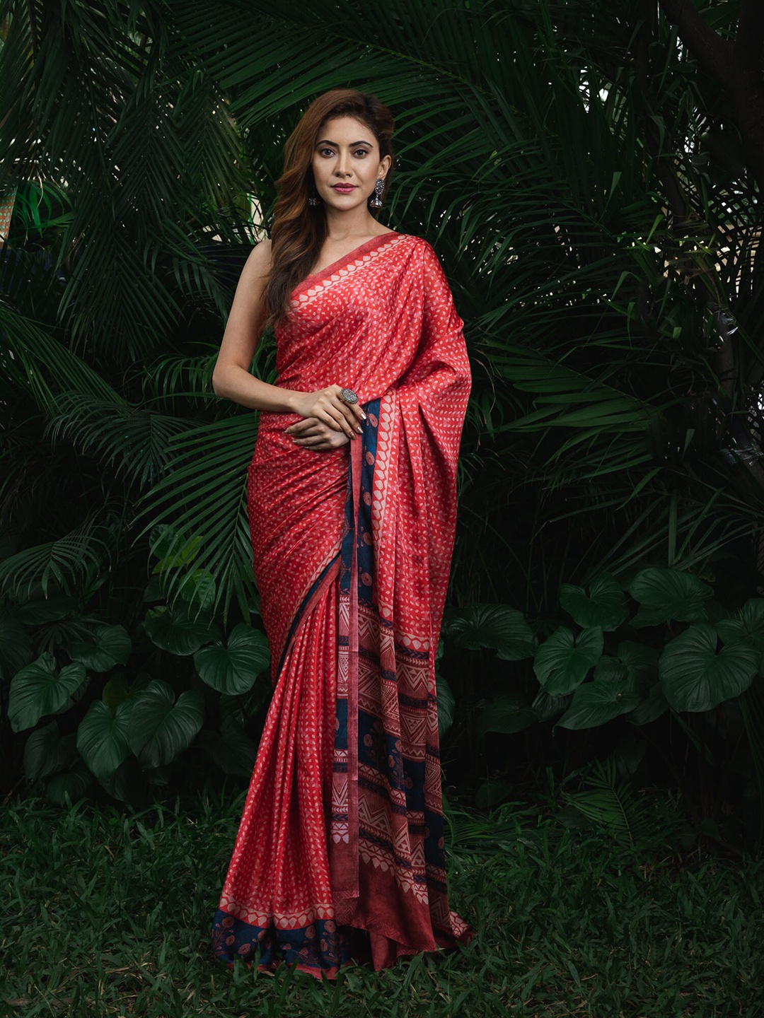 

BEATITUDE Women Red & Blue Floral Printed Satin Saree